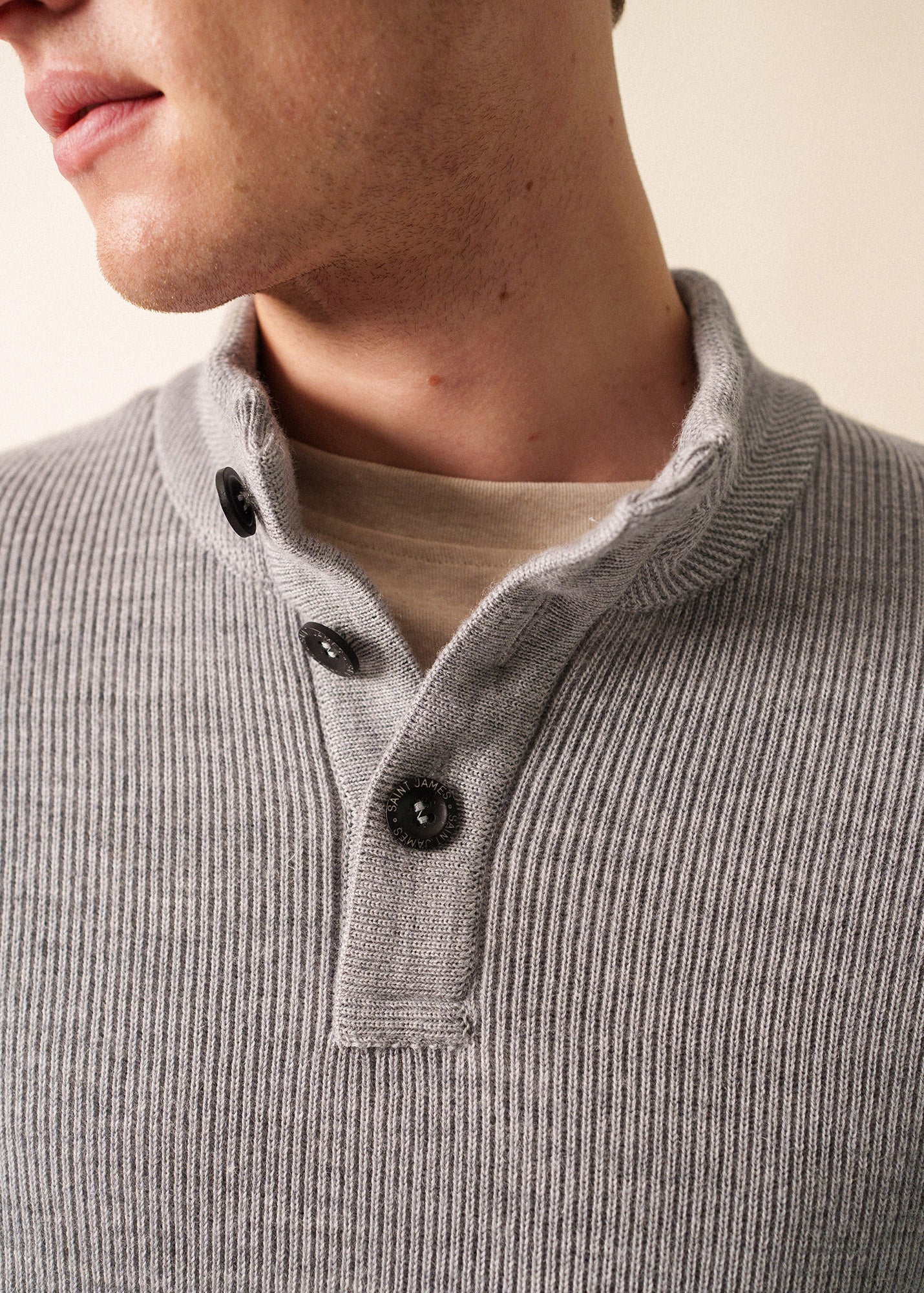 Bourboule buttoned high neck jumper - in wool, herringbone pattern (GRIS CLAIR) - Image 4
