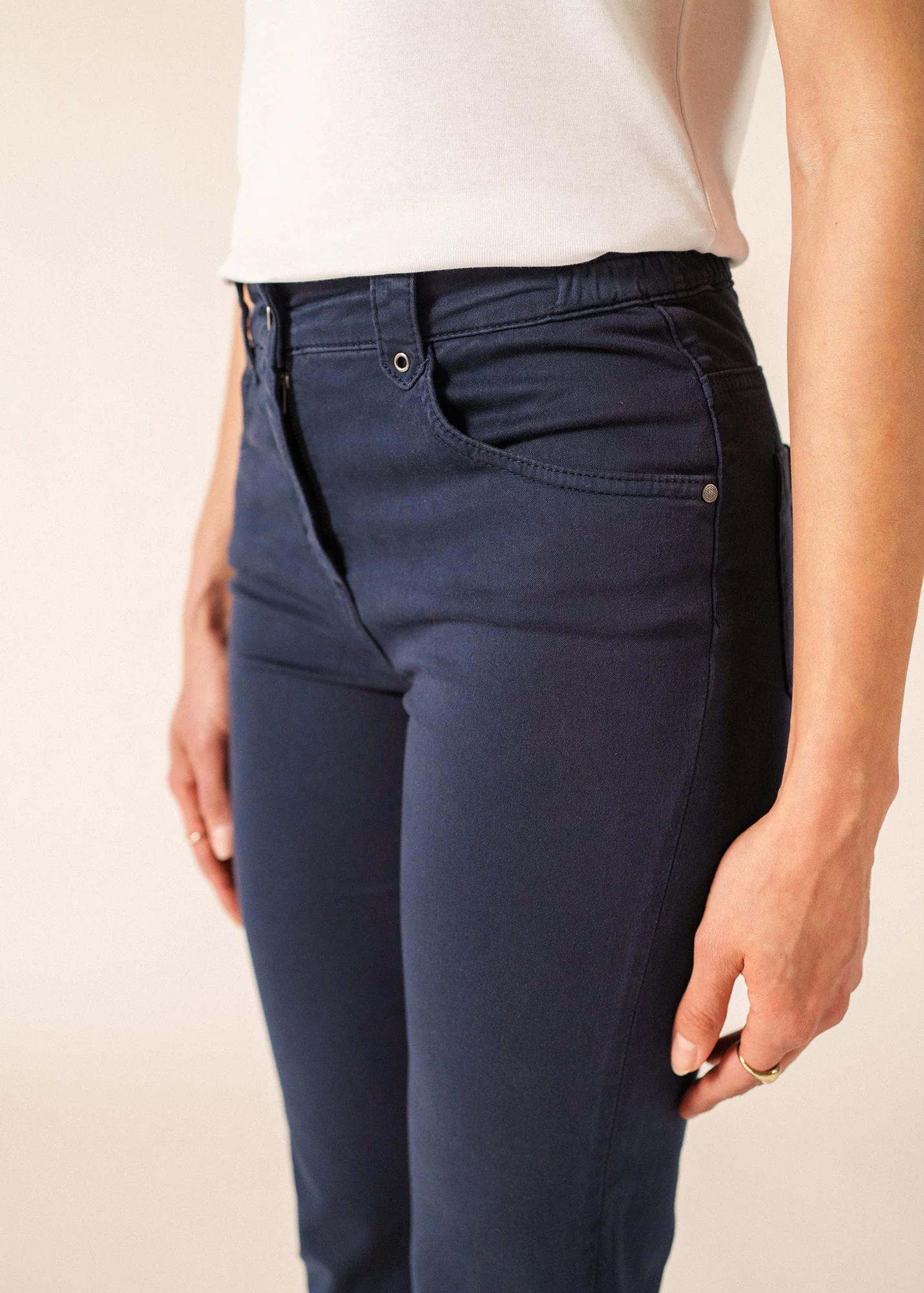Elodie Capri pants (MARINE) - Image 4